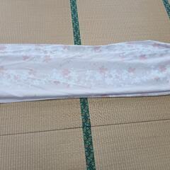 ピンクの柄付きカーテンの画像