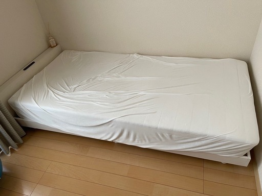 プラグ付きベッドフレーム