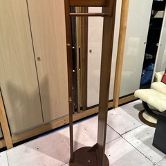 回転式スタンドミラー ハンガーラック付きの画像