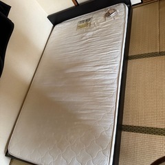 ダブルベッドの画像