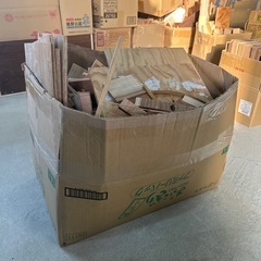 【木工屋の焚き付け端材セット】《19.6kg》乾燥材　バーベキュー　焚き火の画像
