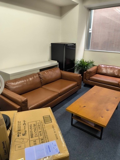 ゆったりとくつろげる2人がけソファー×2台になります。