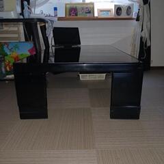 ブラック鏡面仕上げテーブルの画像