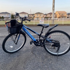 青いマウンテンバイク自転車 