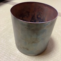 金属製の鉢植えの画像