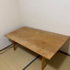 天然木のテーブル