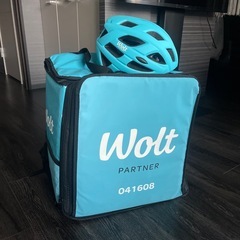 ※取引中※【美品】Wolt(ウォルト)配達バッグ・公式ヘルメット