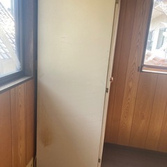 レトロ感漂う洋服タンス｜ハンガー・引き出し付きの画像