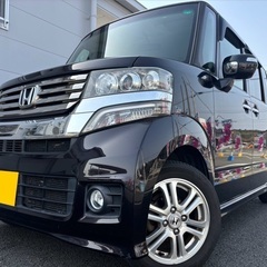 安心の1年保証付き‼️24年式！月々1.2万円〜分割払い可❗️ 車検2年付き！【名義変更代込み】大人気☆ホンダ N-BOXカスタム☆ステアリングスイッチ付き☆Bluetoothナビ付き☆走行中DVD見れます☆便利なバックカメラ付き☆電動スライドドア☆ドラレコ付き☆スマートキー☆フルオートエアコン☆事故歴修復歴なし☆そのまま乗って帰れます❗️の画像