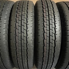新車外しのハイエースノーマルタイヤ　