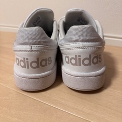 【adidas】白スニーカーの画像
