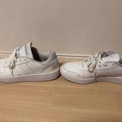 【adidas】白スニーカーの画像