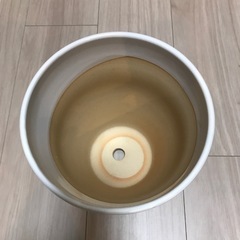 白い陶器の植木鉢（新品）の画像