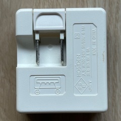au KDDI 共通ACアダプタ 国内／海外共用の画像