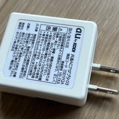 au KDDI 共通ACアダプタ 国内／海外共用の画像