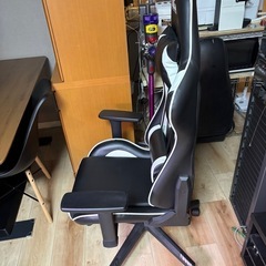 アローンゲーミングチェアの画像