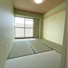 山梨市 分譲マンション賃貸 フルリフォーム RC造5階建ての3階部屋で四季を快適に過ごせる断熱性。50㎡超の広々空間に和室を含む使いやすい間取り。駅徒歩11分、小学校・商業施設も近く、自然と調和した静かな住環境が魅力です。 - 不動産