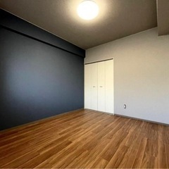 山梨市 分譲マンション賃貸 フルリフォーム RC造5階建ての3階部屋で四季を快適に過ごせる断熱性。50㎡超の広々空間に和室を含む使いやすい間取り。駅徒歩11分、小学校・商業施設も近く、自然と調和した静かな住環境が魅力です。 − 山梨県