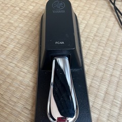 電子キーボード　椅子　ヘッドホン　ペダル付きの画像