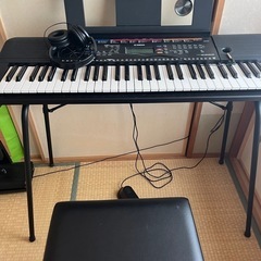 電子キーボード　椅子　ヘッドホン　ペダル付きの画像