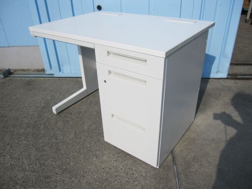 事務机　ホワイト　鍵あり　1000ｘ700ｘ720　イナバ製　片袖デスク