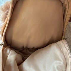 クマのリュックサックオレンジリボン付き
の画像