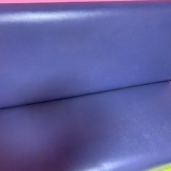 青いソファーの画像