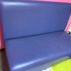 青いソファーの画像