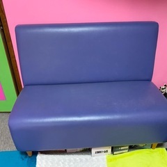 青いソファーの画像