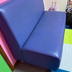 青いソファーの画像