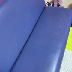 青いソファーの画像