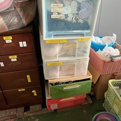 数多くの衣類、家具、雑貨、家電
