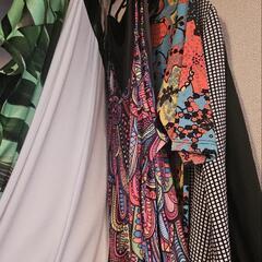 服、サンダル、かばんなどの画像