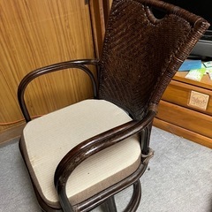 籘製の回転椅子の画像