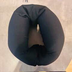 無印良品　黒　ネックピロー　メッシュ収納袋付きの画像