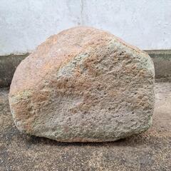 茶色とクリーム色の石