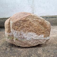 茶色とクリーム色の石の画像