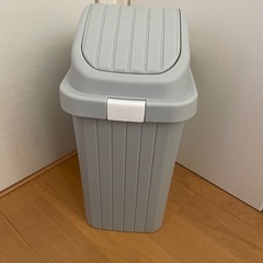 蓋付きゴミ箱（グレー）