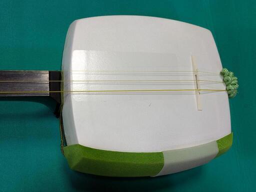 民謡三味線 三味線 丸打胴 細棹 撥付き 和楽器 三弦 ハードケース 中古