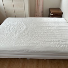 ダブルベッドの画像