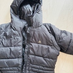 adidasのコートの画像