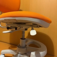 高さ・前後調整機能付き椅子の画像