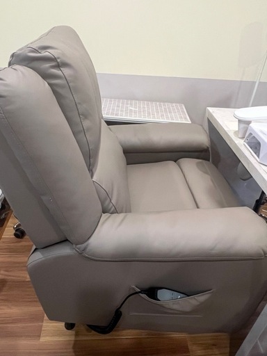電動垂直昇降リクライニングチェア旧型 グレージュ&可動式ネイルテーブルのセット Amazon｜電動昇降 リクライニングチェア T01 グレージュ 垂直