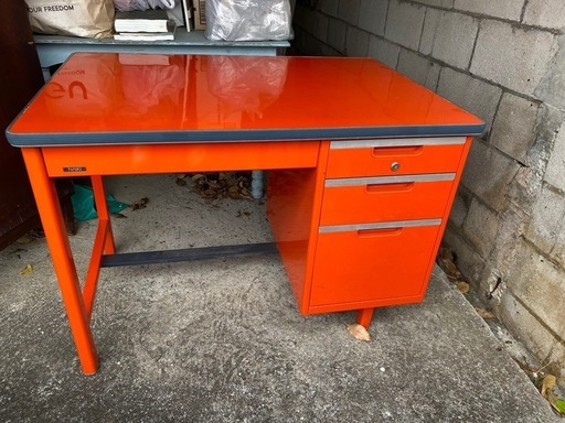 オレンジデスクと椅子