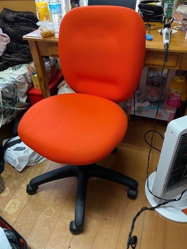 オレンジデスクと椅子