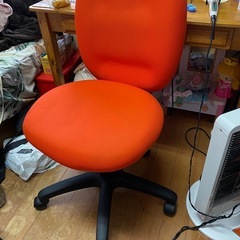 オレンジデスクと椅子の画像