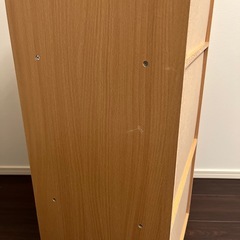 ステッカーの貼られた本棚の画像