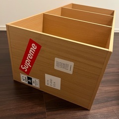 ステッカーの貼られた本棚の画像
