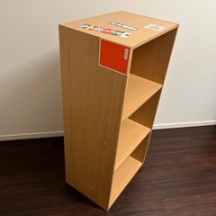ステッカーの貼られた本棚の画像