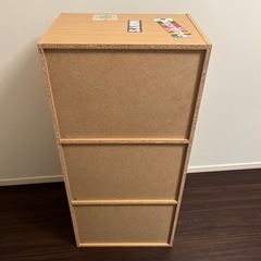 ステッカーの貼られた本棚の画像